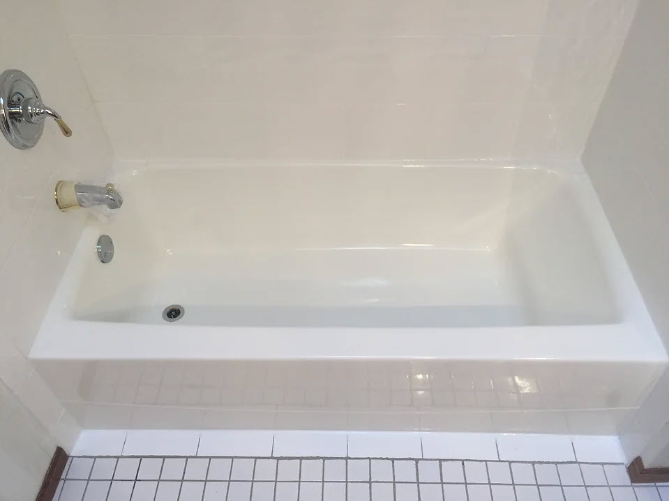 Acrylic tub refinished in white